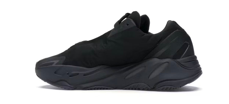 Adidas yeezy Boost 700 MNVN en negro monocromático