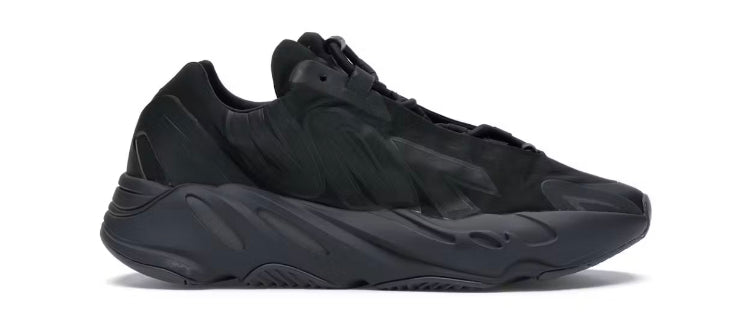 Adidas yeezy Boost 700 MNVN en negro monocromático